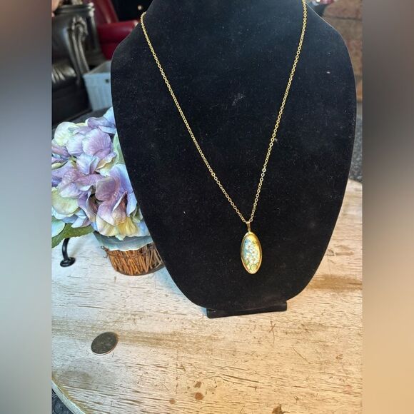 24” Goldtone Necklace with Oval Floral Pendant See Photos for Size Comparison - Picture 1 of 7